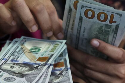 dolar-fecha-abaixo-de-r$-5-e-recua-1,58%-na-semana