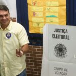 ao-votar-no-rio-de-janeiro,-flavio-diz-que-representa-a-mudanca