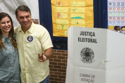 ao-votar-no-rio-de-janeiro,-flavio-diz-que-representa-a-mudanca