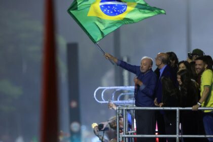 em-festa-da-vitoria,-lula-pede-que-publico-cante-hino-da-independencia