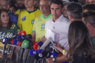 moraes-manda-flavio-entregar-passaporte-e-o-proibe-de-deixar-o-pais