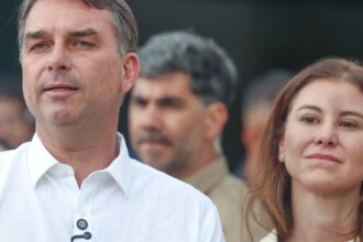 aviao-com-flavio-bolsonaro-e-familia-segue-para-miami