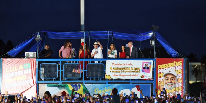 ato-vergonhoso,-diz-lula-sobre-fuga-de-flavio-bolsonaro
