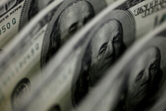 ibovespa-cai-2,68%,-e-dolar-fecha-em-leve-baixa-a-r$-5,34